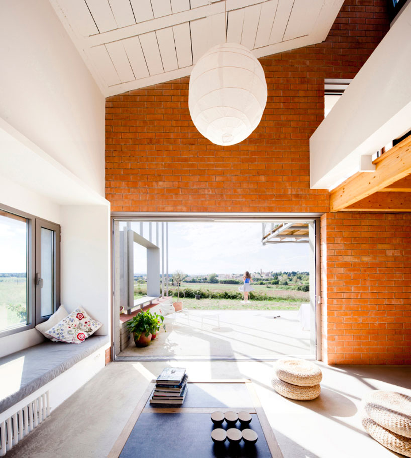 anna-eugenibach-casa-mmmmms-giron-spain-designboom-02