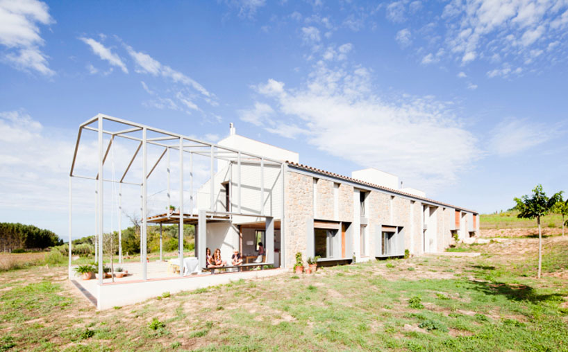 anna-eugenibach-casa-mmmmms-giron-spain-designboom-02