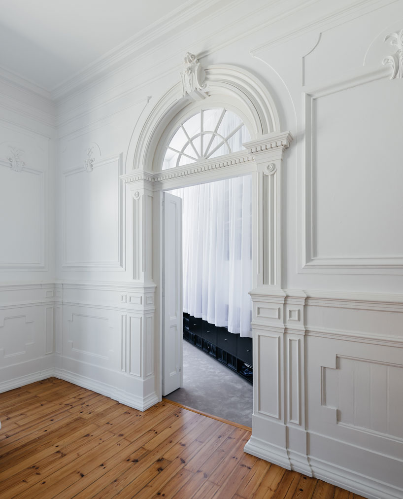 aurora-arquitectos-apartment-in-estrela-lisbon-designboom-02