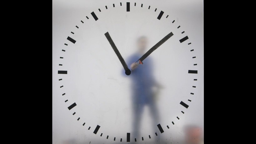 maarten baas real time schiphol airport clock designboom