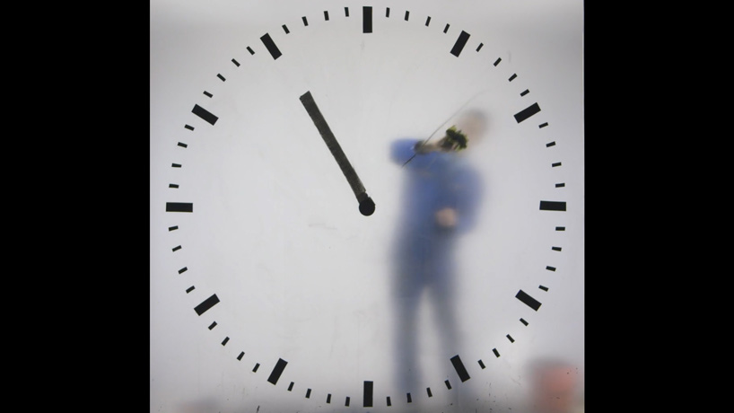 maarten-baas-out-with-the-clogs,-in-with-the-clock-schiphol-airport-designboom-02