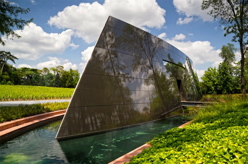 philippe-starck-chai-les-carmes-haut-brion-france-designboom-01
