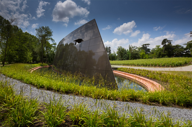 philippe-starck-chai-les-carmes-haut-brion-france-designboom-02