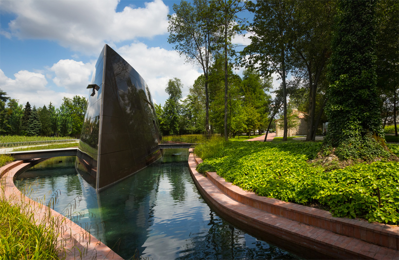 philippe-starck-chai-les-carmes-haut-brion-france-designboom-02