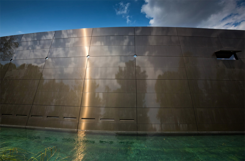 philippe-starck-chai-les-carmes-haut-brion-france-designboom-02