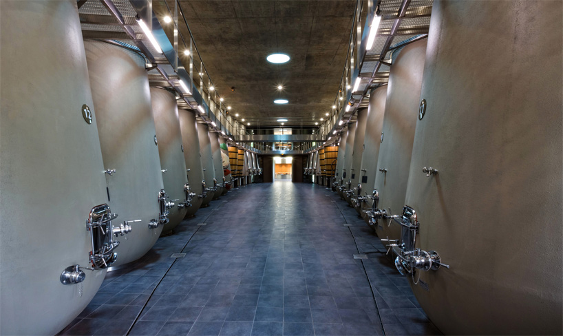 philippe-starck-chai-les-carmes-haut-brion-france-designboom-02