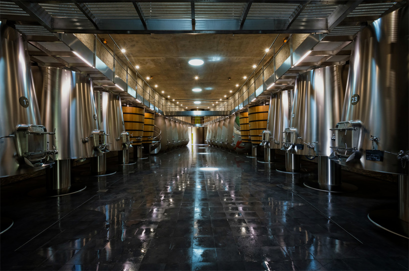 philippe-starck-chai-les-carmes-haut-brion-france-designboom-02