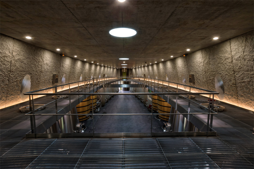 philippe-starck-chai-les-carmes-haut-brion-france-designboom-02