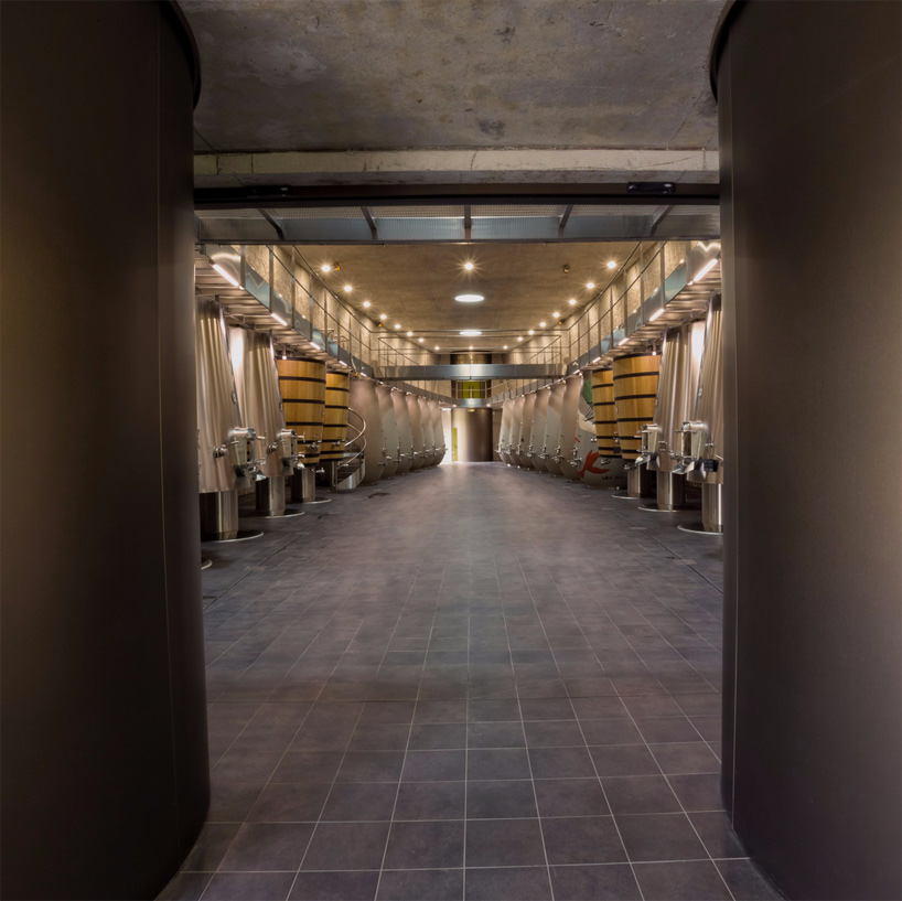 philippe-starck-chai-les-carmes-haut-brion-france-designboom-02