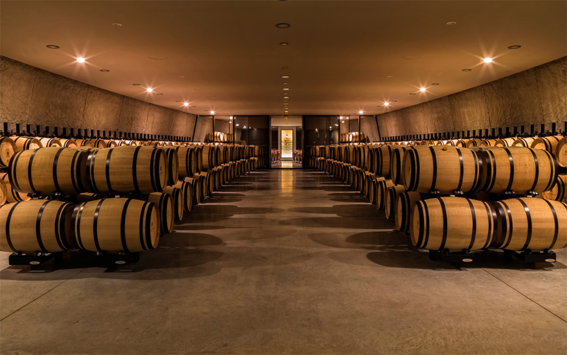 philippe-starck-chai-les-carmes-haut-brion-france-designboom-02