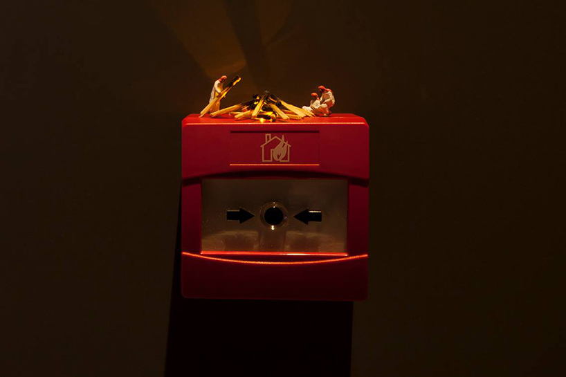 slinkachu-dubai-walls-miniature-street-art-designboom-02