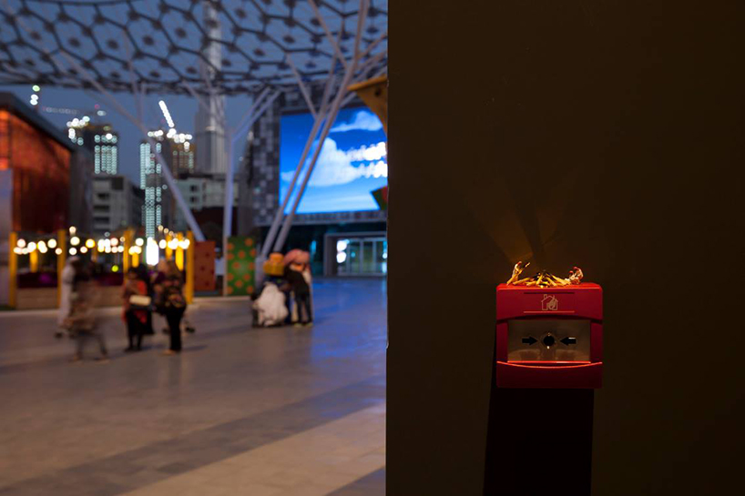 slinkachu-dubai-walls-miniature-street-art-designboom-02