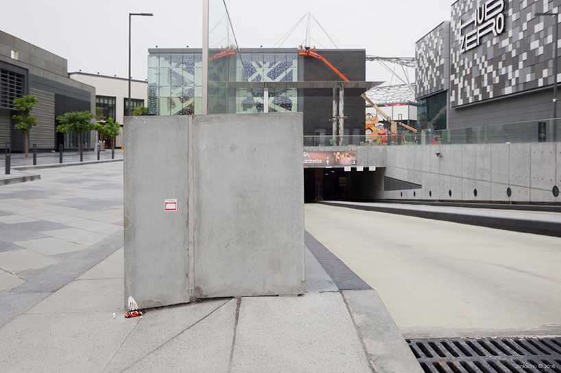 slinkachu-dubai-walls-miniature-street-art-designboom-02