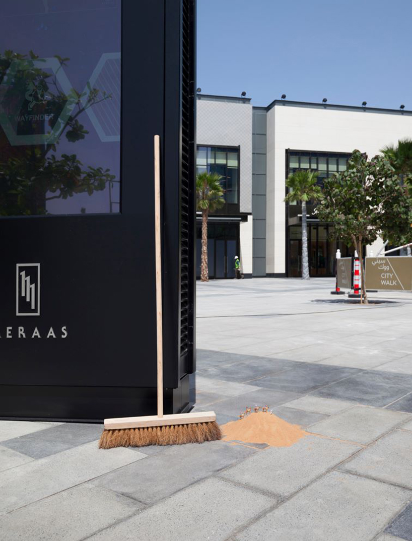 slinkachu-dubai-walls-miniature-street-art-designboom-02