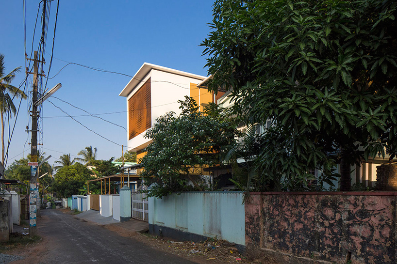 LIJO-RENY-architects-the-breathing-wall-residence-thrissur-kerala-india-designboom-02