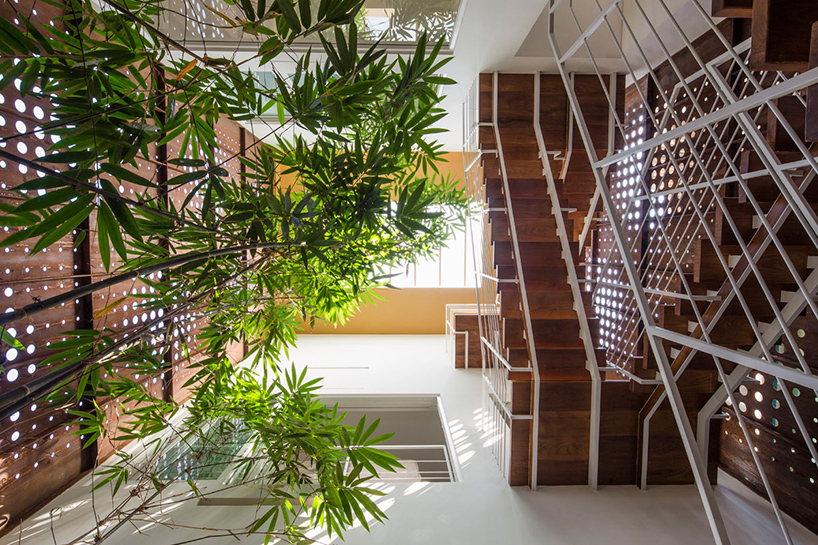 LIJO-RENY-architects-the-breathing-wall-residence-thrissur-kerala-india-designboom-02