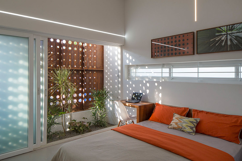 LIJO-RENY-architects-the-breathing-wall-residence-thrissur-kerala-india-designboom-02