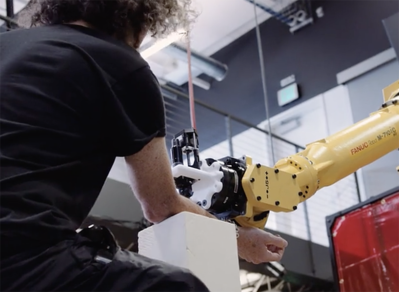 tatoue robot tattoo designboom