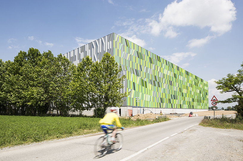 cino-zucchi-architetti-fili-derba-pedrali-new-automated-warehouse-bergamo-italy-designboom-02