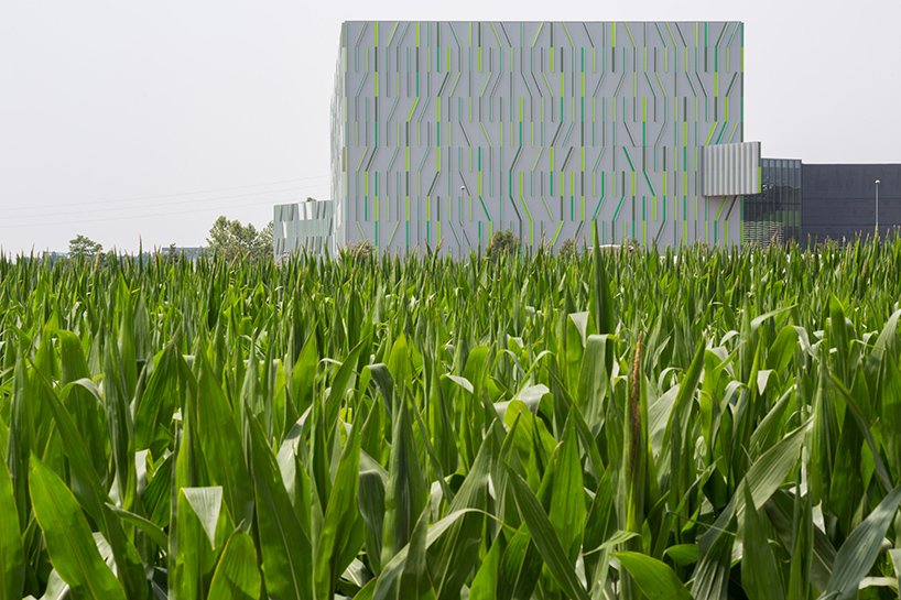 cino-zucchi-architetti-fili-derba-pedrali-new-automated-warehouse-bergamo-italy-designboom-02