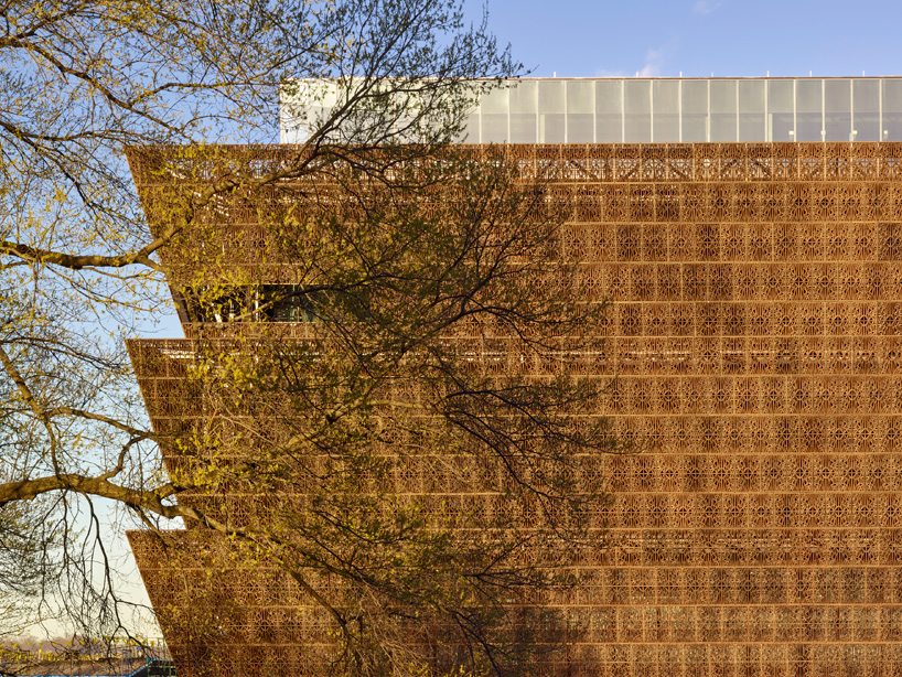 david-adjaye-smithsonian-nation-museum-washington-dc-opens-designboom-03