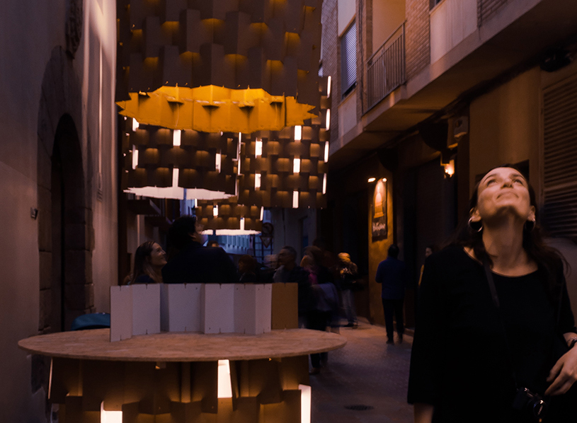 nituniyos-cardboard-lanterns-float-above-the-streets-of-palma-for-the-2016-nit-de-lart-designboom-01