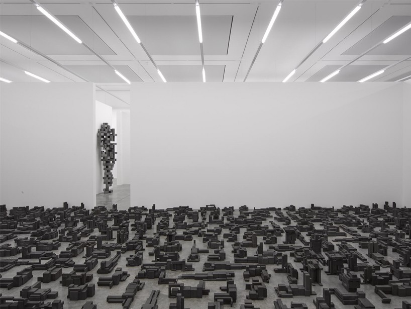 antony-gormley-fit-sculptures-white-cube-designboom02-818x615