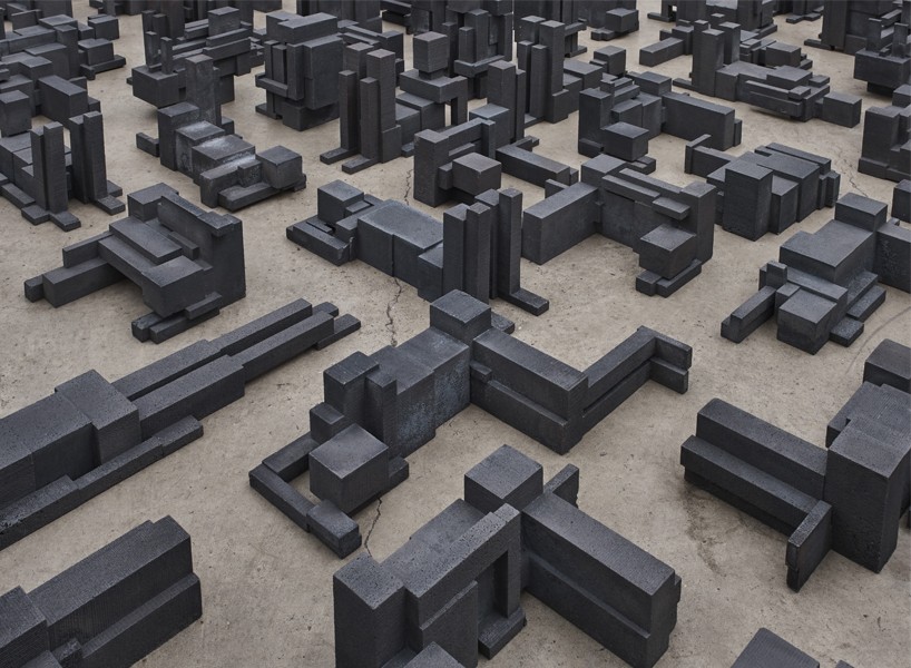 antony-gormley-fit-sculptures-white-cube-designboomthumbnews-818x600