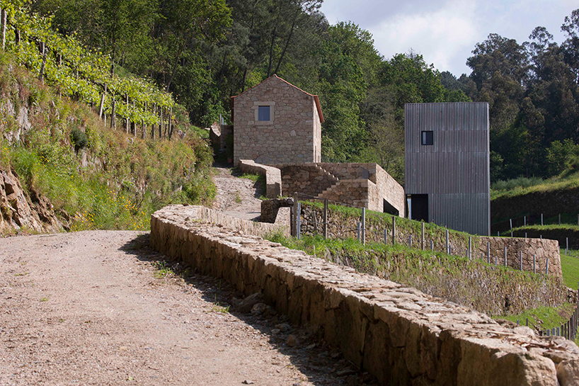 correia-ragazzi-arquitectos-agroturismo-em-melgaco-portugal-designboom-02
