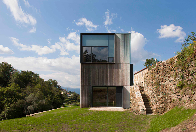 correia-ragazzi-arquitectos-agroturismo-em-melgaco-portugal-designboom-02
