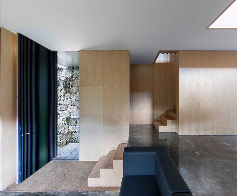 correia-ragazzi-arquitectos-agroturismo-em-melgaco-portugal-designboom-02