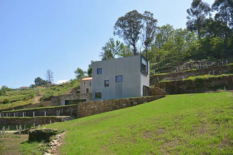 correia-ragazzi-arquitectos-agroturismo-em-melgaco-portugal-designboom-14