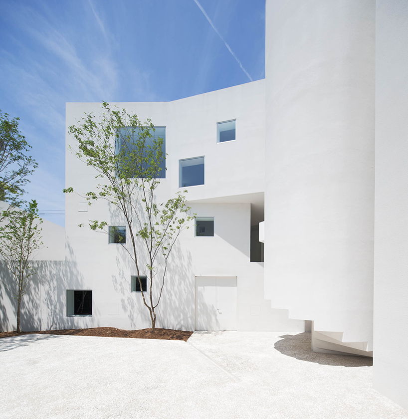 hiroyuki-arima-urban-fourth-angle-house-fukuoka-japan-designboom-01