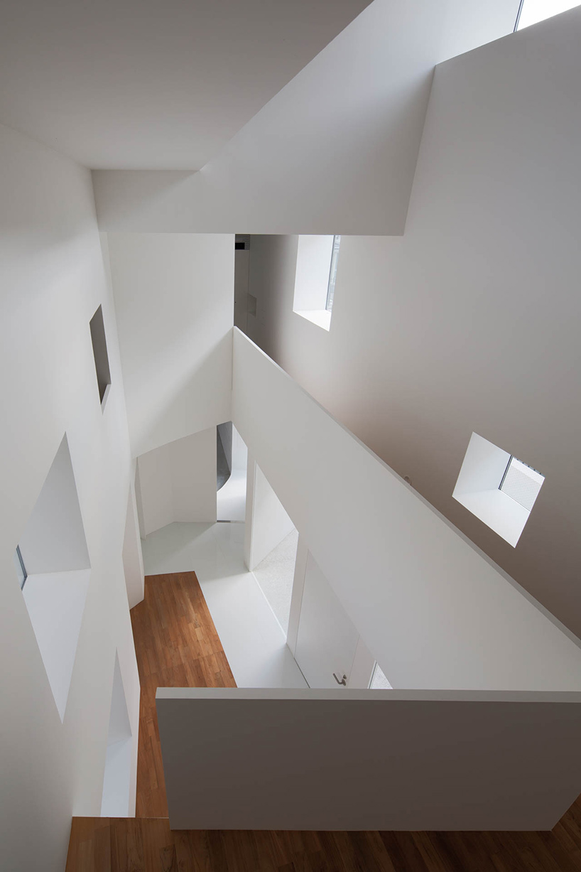 hiroyuki-arima-urban-fourth-angle-house-fukuoka-japan-designboom-02