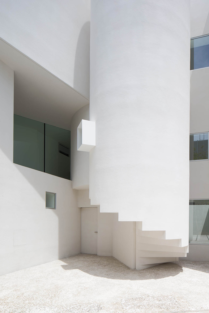 hiroyuki-arima-urban-fourth-angle-house-fukuoka-japan-designboom-02