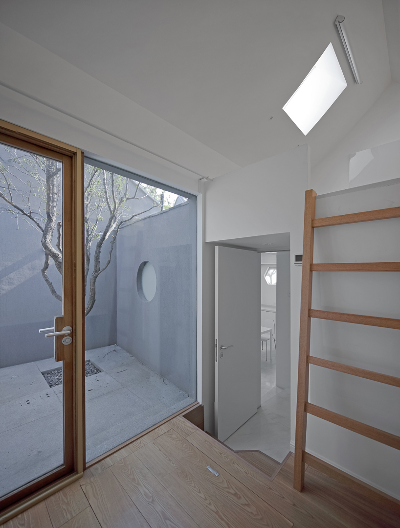 tao trace architecture office split courtyard house beijing design week designboom