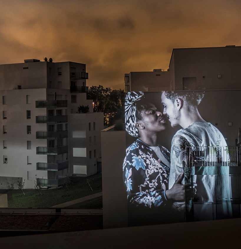 julien-nonnon-digital-street-art-paris-couples-kissing-designboom-02