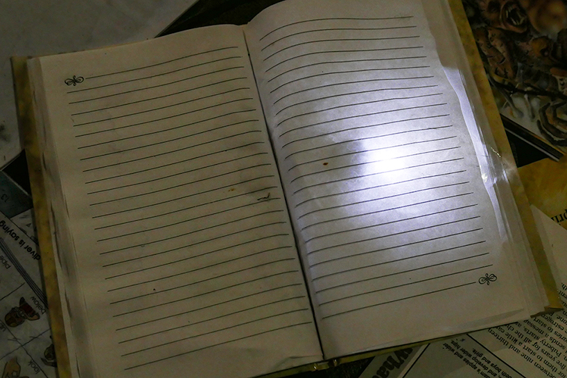 luzinterruptus-literature-vs-traffic-designboom-04