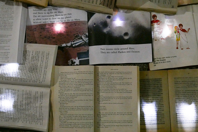 luzinterruptus-literature-vs-traffic-designboom-08