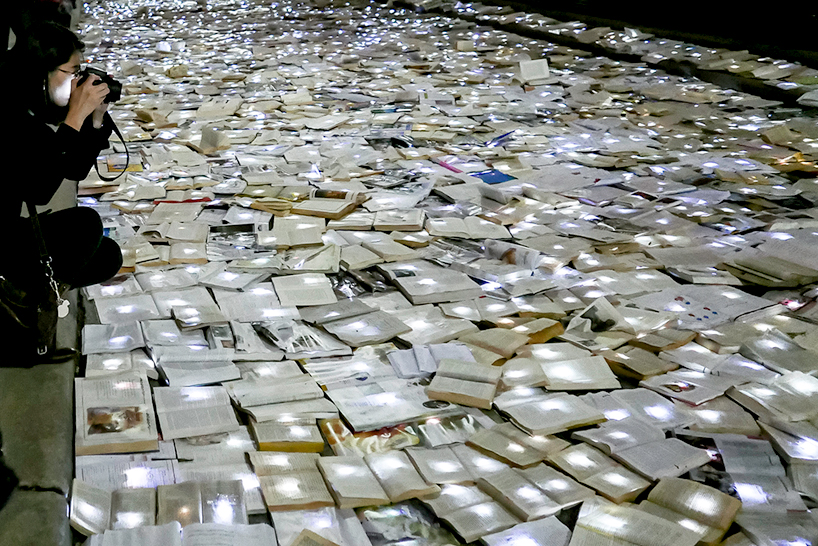 luzinterruptus-literature-vs-traffic-toronto-nuit-blanche-designboom-001