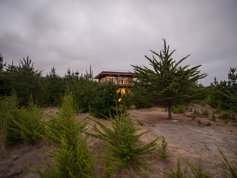 pezo-von-ellrichshausen-nida-house-navidad-chile-designboom-02