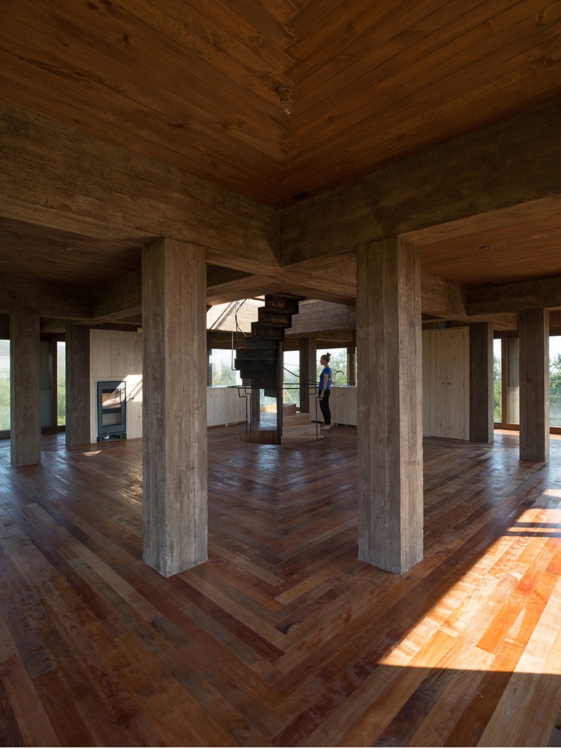 pezo-von-ellrichshausen-nida-house-navidad-chile-designboom-02