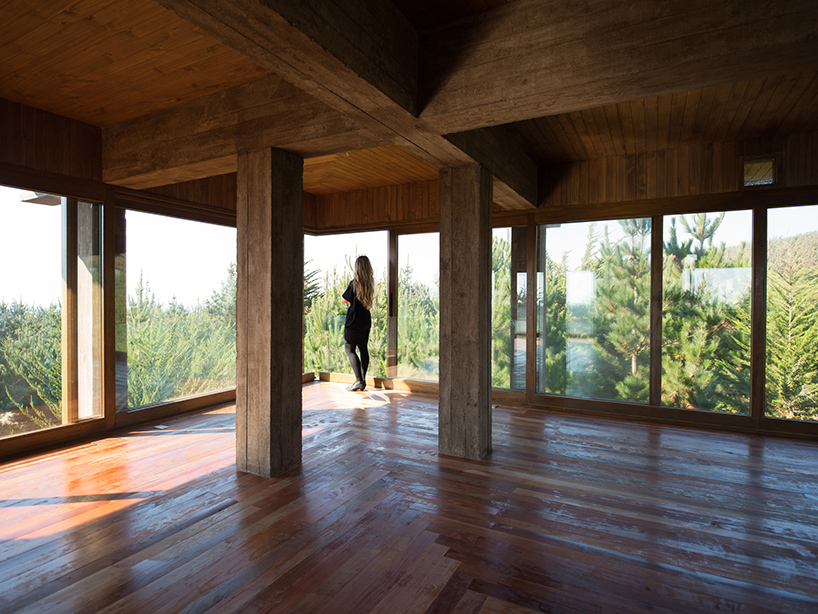 pezo-von-ellrichshausen-nida-house-navidad-chile-designboom-02