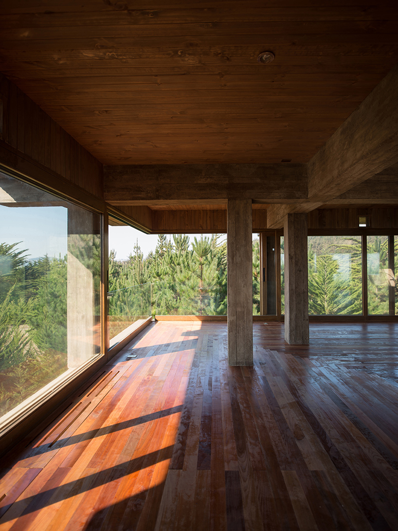 pezo-von-ellrichshausen-nida-house-navidad-chile-designboom-02
