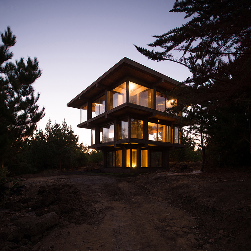 pezo-von-ellrichshausen-nida-house-navidad-chile-designboom-02