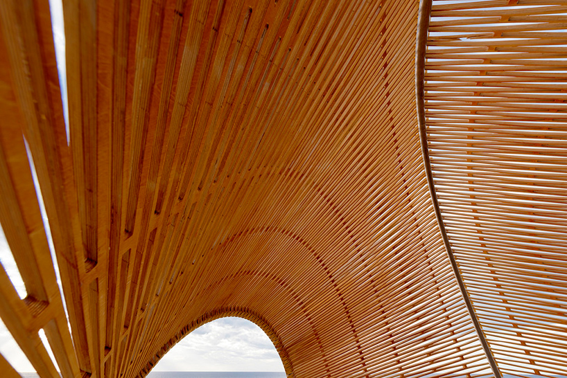 nicole-larkin-dynamics-in-impermanence-sculpture-by-the-sea-designboom-02