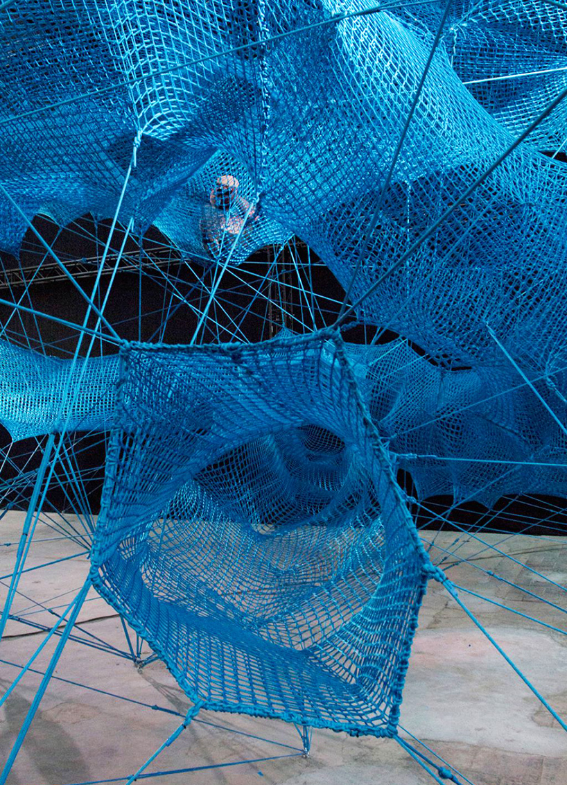 numen-for-use-tube-cologne-designboom-02