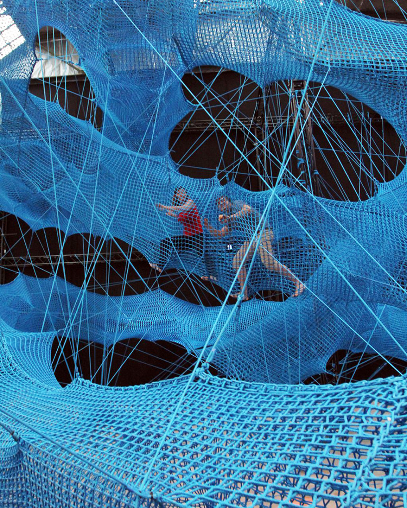 numen-for-use-tube-cologne-designboom-02