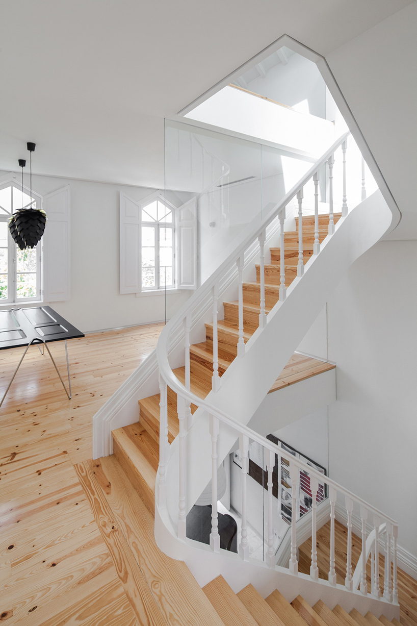 tiago-do-vale-architects-three-cusps-chalet-portugal-designboom-05