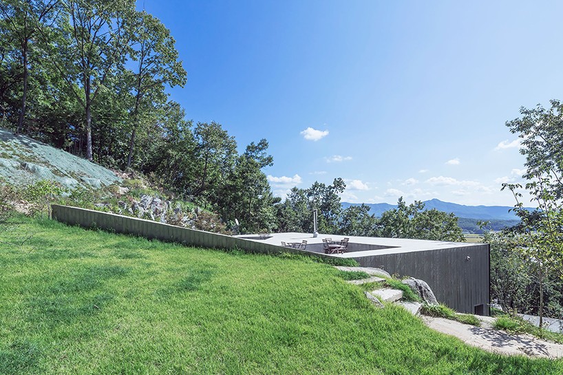 404 error page deisgn example #354: BCHO architects embeds expansive roof terrace into korean hillside